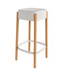 Taburete de polipropileno con patas de madera